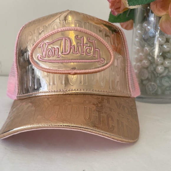 Von Dutch Accessories - NWT Von Dutch mirror hat and embossed logo.